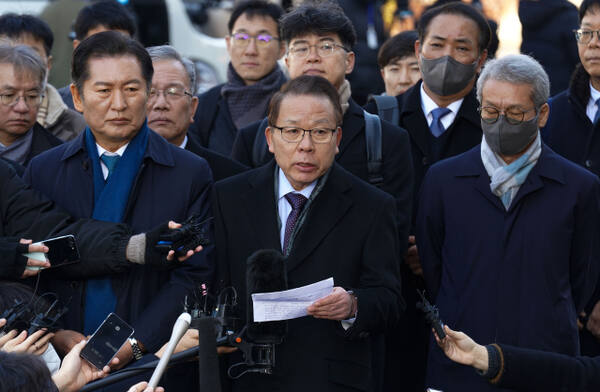 국회 측 대리인단 공동대표인 김이수 전 헌법재판소장이 지난달 23일에 열린 윤석열 대통령 탄핵심판 4차 변론기일에 참석하며 취재진의 질문에 답하고 있다. 연합뉴스