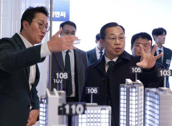 정희민 포스코이앤씨 사장이 성남 은행주공 재건축사업 현장을 찾아 수주 활동을 살펴보고 있다. 포스코이앤씨 제공