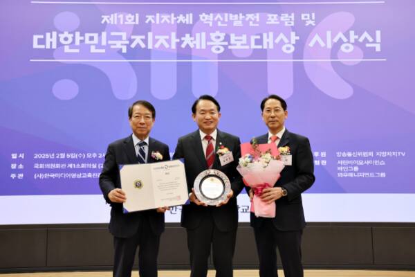 김찬진 인천 동구청장(가운데)이 지난 5일 국회의사당에서 열린 ‘2025 대한민국 지자체 홍보대상’ 시상식에서 ‘역사·문화’ 부문 대상을 받은 뒤 기념촬영을 하고 있다. 동구 제공