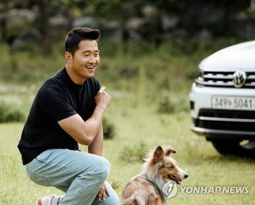 직장 내 갑질 의혹으로 경찰 조사를 받아온 반려견 훈련사 강형욱씨 부부가 경찰로부터 무혐의 처분을 받았다. 연합뉴스