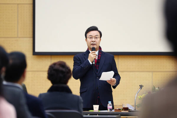 의왕시가 6개동을 순회하며 주요사업계획을 직접 설명하고 시민과 소통하는 시간을 갖는 시정설명회를 개최한다. 김성제 시장이 지난해 열린 시정설명회에서 인사말을 하고 있다. 의왕시 제공