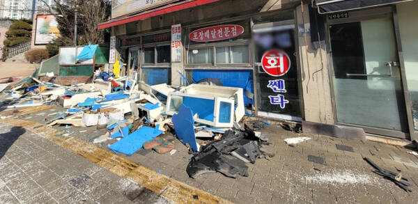 6일 오전 용인 수지구의 한 도로에서 승용차가 횟집 앞 수족관과 버스정류장을 들이받아 행인을 다치게 했다. 사진은 사고현장. 독자 제공
