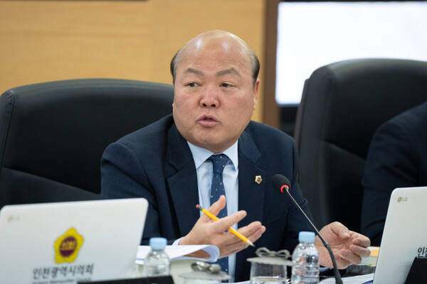 나상길 인천시의원(무소속·부평4)이 부평·청천농장이 재생사업지구로 지정받아야 하는 이유 등을 설명하고 있다. 인천시의회 제공