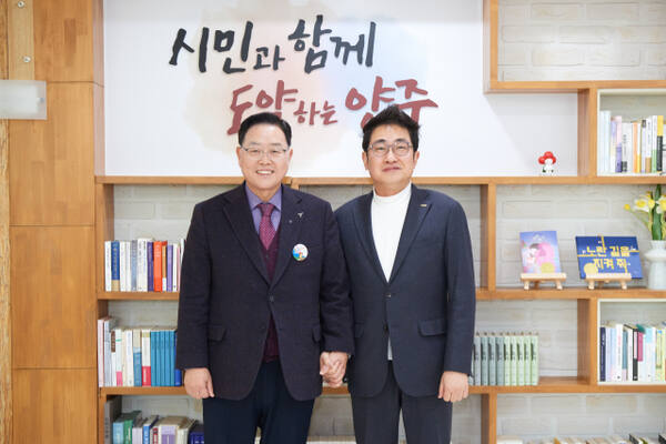 강수현 양주시장(왼쪽)과 권백신 코레일관광개발 대표이사와 간담회를 갖고 교외선 활용 관광상품 개발에 협력키로 했다. 양주시 제공
