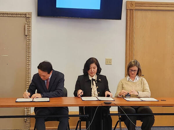 임태희 경기도교육감(사진 왼쪽부터), 서은지 주시애틀 대한민국총영사, 미켈라 밀러 워싱턴주 교육청 부교육감이 6일(현지시각) 미국 워싱턴주 교육청에서 미래교육 정책과 언어교육 등을 교류·협력하는 내용을 담은 업무협약(MOU)를 맺었다. 경기도교육청 제공