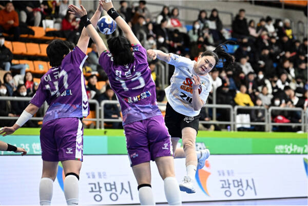 7일 광명시민체육관에서 열린 서울시청과의 홈 경기서 광명 SK 슈가글라이더즈 송지은이 점프슛을 하고 있다.한국핸드볼연맹 제공