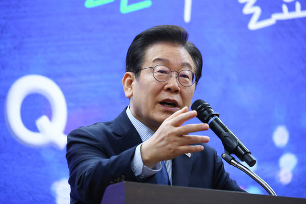 더불어민주당 이재명 대표가 7일 서울 여의도 국회 의원회관에서 열린 정책소통플랫폼 '모두의질문Q' 출범식에서 격려사를 하고 있다. 연합뉴스
