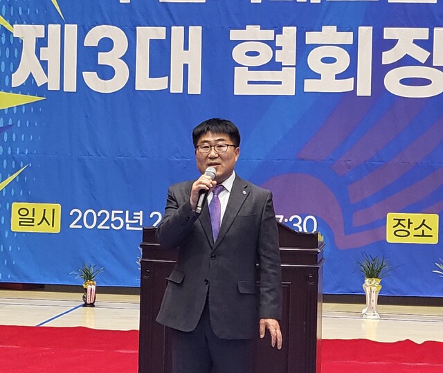 최원영 수원시배드민턴협회장이 취임사를 하고있다.황선학기자