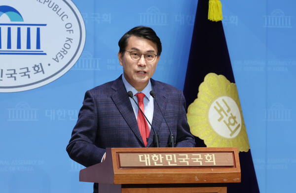 국민의힘 윤상현 의원이 9일 서울 여의도 국회 소통관에서 "12·3 비상계엄과 관련해 주요 증인들의 위증과 증인 매수 의혹을 받고 있는 홍장원 전 국정원 1차장, 곽종근 전 육군 특수전사령관, 더불어민주당 김병주, 박선원 의원 등을 당과 국민의 이름으로 고발해야 한다"며 기자회견을 하고 있다. 연합뉴스