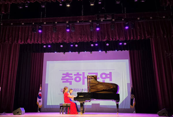 지난 7일 빛누리아트홀에서 열린 수원문화원 주관의 ‘문화예술단체 신년인사회 및 문화예술사업 설명회’에서 김명신 수원시음악협회장이 축하공연 무대를 진행하고 있다. 이나경기자