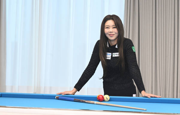 대한민국 당구 선수인 김가영(42·하나카드)이 경기 고양시에 있는 개인연습장에서 포즈를 취하고 있다. 조병석기자