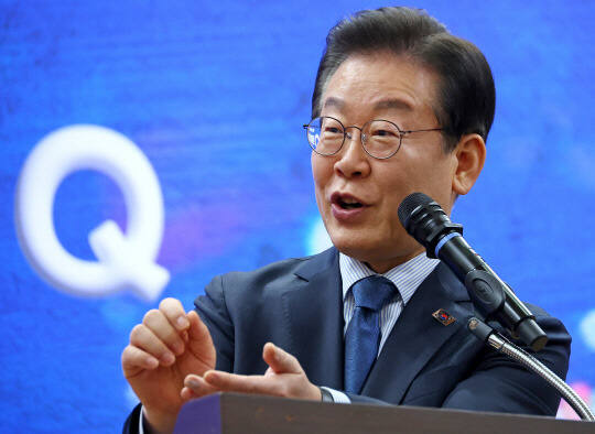 더불어민주당 이재명 대표가 7일 국회 의원회관에서 열린 정책소통플랫폼 '모두의질문Q' 출범식에서 격려사를 하고 있다. 연합뉴스