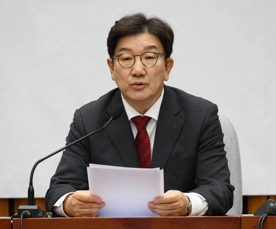국민의힘 권성동 원내대표가 7일 오전 국회에서 열린 원내대책회의에 참석해 발언하고 있다. 연합뉴스