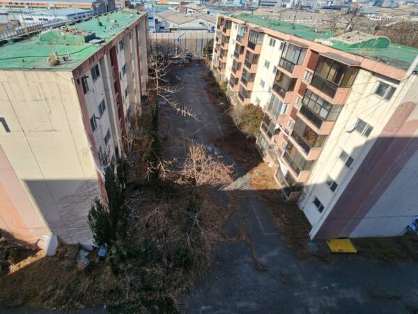 9일 오전 인천 미추홀구 주안동 한국폴리텍대학 남인천캠퍼스 교직원 아파트 전경. 아파트 외벽 페인트칠이 벗겨져 있고, 단지 안에는 쓰레기들이 버려져 있다. 황남건기자