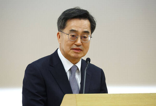 김동연 경기도지사가 7일 서울 국회 도서관에서 열린 도서 「풍운의 정치인 김상현을 읽다」 출판기념회에 참석해 발언하고 있다. 연합뉴스