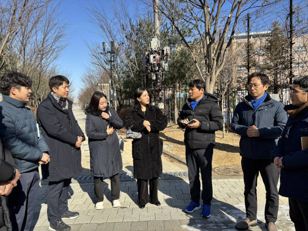 하남시 미사강변신도시 미사강변중 학교 앞 도로 신호 체계 및 보행 실태 등을 파악하고 있는 정병용 부의장(오른쪽 세번째) 등 관계자들. 정병용 의원실 제공