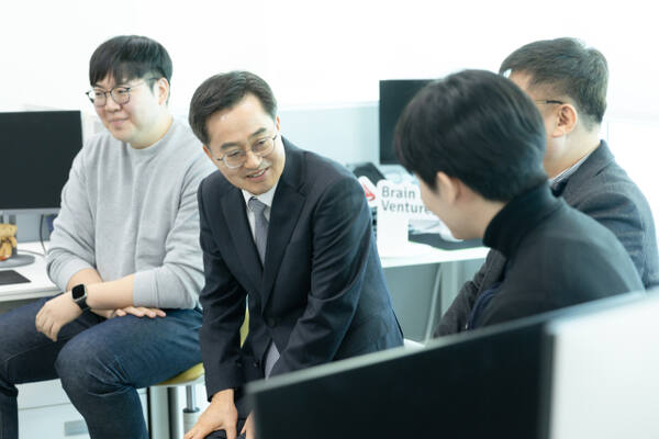 7일 오전 김동연 경기도지사가 (주)브레인벤쳐스를 방문하여 현장 직원 및 재택근무 중인 직원들과 (영상)간담회를 하고 있다. 경기도 제공