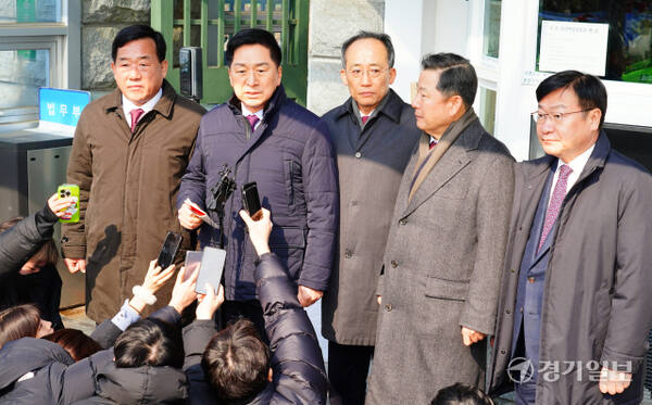 10일 오전 의왕 서울구치소에서 윤석열 대통령을 접견한 국민의힘 김기현 의원 등 국민의힘 의원들이 취재진의 질문에 답하고 있다. 홍기웅기자