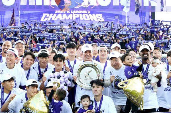 FC안양의 구단주 최대호 안양시장, 유병훈 감독 및 코치진, 선수들이 지난해 11월9일 경기 후 열린 시상식에서 트로피를 들어올리며 환호하고 있다. FC안양 제공.