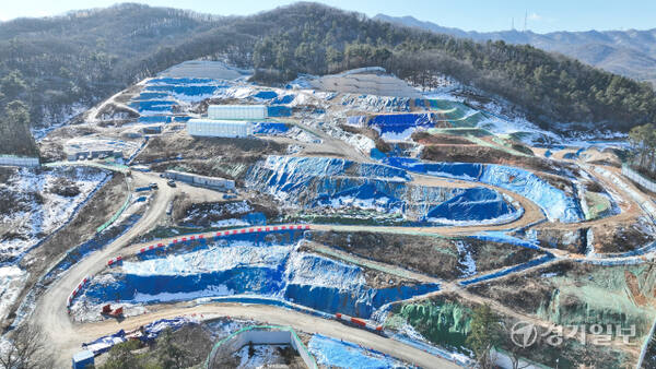 용인특례시 수지구 고기동 노인복지주택 공사현장 내부에 토사 및 토석이 사면을 따라 쌓여 있다. 윤원규기자
