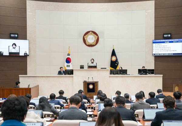 10일 오전 용인시의회 본회의장에서 제290회 임시회 개회식과 제1차 본회의가 진행되고 있다. 용인특례시의회 제공