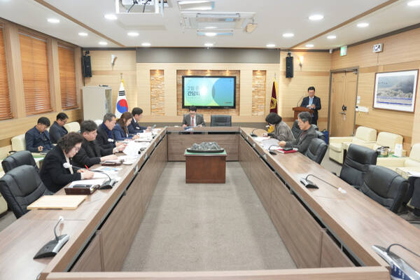 임종훈 의장(가운데)과 시의원들이 7일 열린 현안간담회에서 시 집행부로부터 사업 안건에 대한 설명을 듣고 있다. 포천시의회 제공
