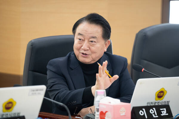 인천시의회 제300회 임시회의 건설교통위원회 소관 2025년도 해양항공국 주요업무보고에서 이인교 인천시의원(국민의힘·남동6)이 발의하고 있다. 인천시의회 제공