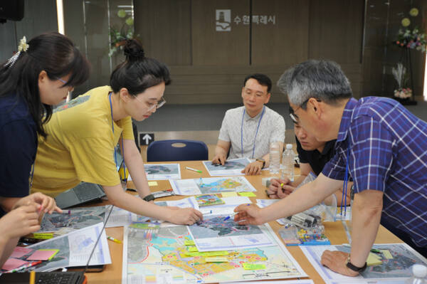 2040 수원 도시기본계획 수립에 참여한 시민계획단 위원들이 생활권별 발전 방향을 구상 활동을 벌이고 있다. 수원시 제공