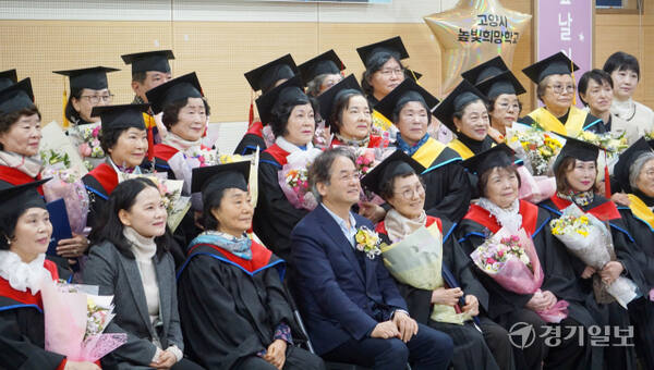 11일 오전에 고양특례시 덕양구 소재 원흥초등학교에서 열린 고양특례시 높빛희망학교 졸업식에서 졸업생들이 이동환 고양특례시장 등 관계자들과 함께 기념촬영을 하고 있다. 신진욱기자
