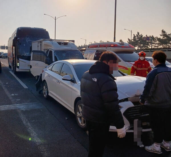 인천 남동구 고잔지하차도에서 60대 A씨가 몰던 통근버스가 1t화물차를 들이받는 사고가 났다. 인천소방본부제공