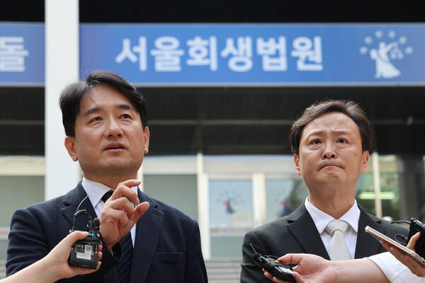 기사와 관련 없는 사진. 티몬과 위메프의 회생절차 개시 결정이 내려진 지난해 9월10일 오후 서울회생법원에서 류화현 위메프 대표(왼쪽)와 류광진 티몬 대표가 취재진 질문에 답하고 있다. 연합뉴스