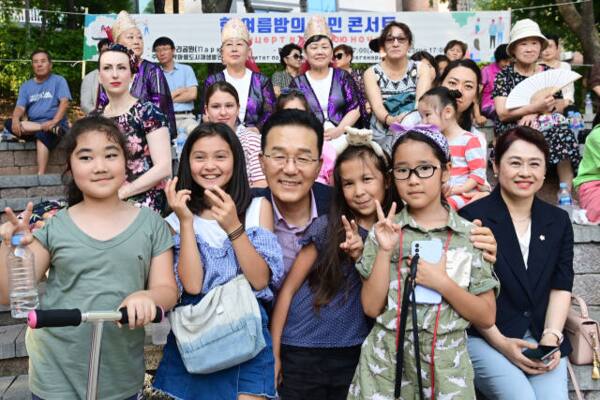 인천 연수구 함박마을에서 열린 음악행사에서 이재호 구청장이 고려인 아이들과 기념촬영을 하고 있다. 연수구 제공