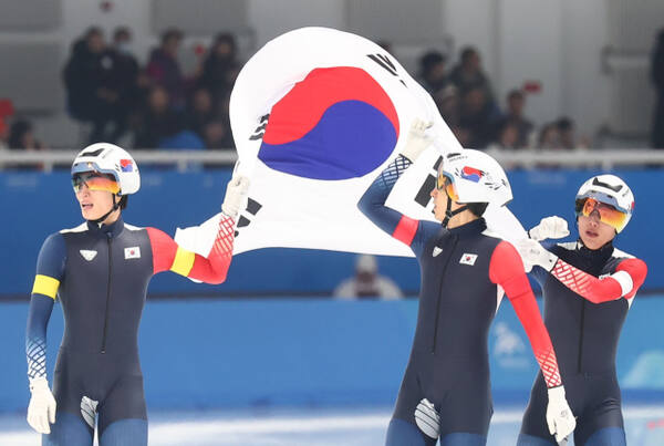 11일 중국 하얼빈 헤이룽장 빙상훈련센터 스피드스케이팅 오벌에서 열린 제9회 하얼빈 동계아시안게임 스피드스케이팅 남자 팀추월에서 은메달을 딴 정재원, 박상언, 이승훈이 태극기를 들고 링크를 돌고있다.연합뉴스