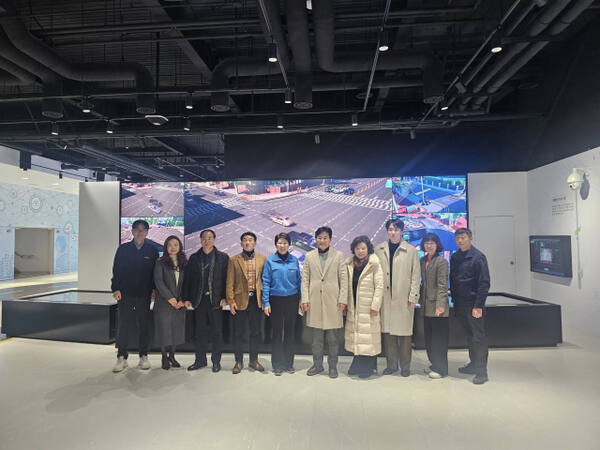 안양시의회 도시건설위원회가 스마트도시통합센터를 찾아 운영 현황을 점검했다. 안양시의회 제공