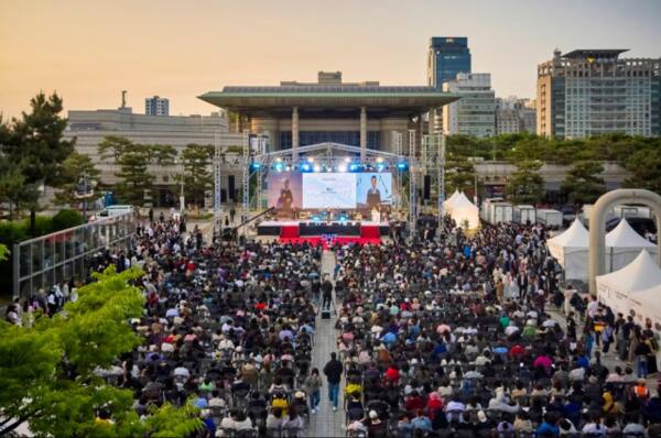 지난해 문화예술회관 야외광장에서 제12회 디아스포라영화제 개막식을 열었다. 인천시 제공