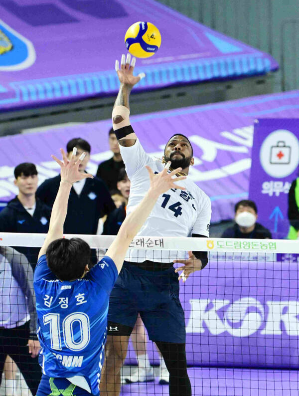 인천 대한항공이 2위 사수의 분수령에 섰다. 사진은 11일 삼성화재전에서 대한항공 요스바니가 공격하고 있다.KOVO 제공