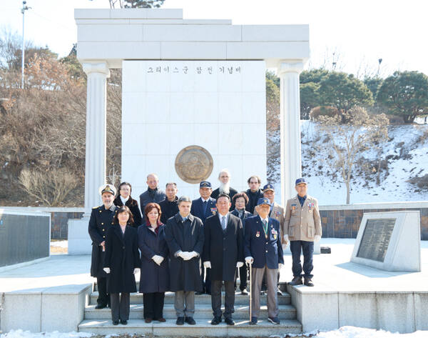 여주시 상동 그리스군 참전 기념비에서 이충우 시장과 루카스 초코스 신임 주한 그리스대사 등 관계자들이 침배, 헌화하고 기념퇄영을 하고 있다. 여주시 제공