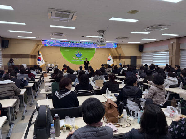 포촌교육지원청이 12일 학교급식 조리사, 조리실무사를 대상으로 실시한 위생교육에서 참석자들이 강사로부터 교육을 받고 있다. 포천교육지원청 제공