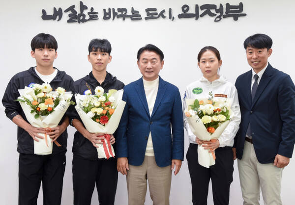 김동근 의정부시 시장이 지난해 10월 국가대표로 선발된 시청 직장운동경기부 빙상팀 선수(사진 왼쪽부터 정재원, 양호준, 김민선 선수, 제갈성렬 감독)들과 기념촬영을 하고 있다. 의정부시 제공.