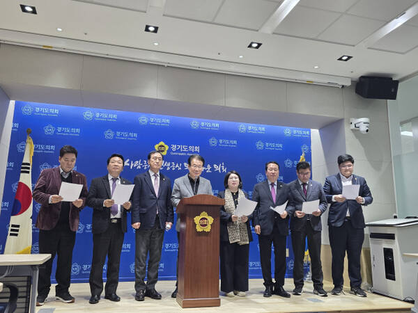 광주·성남·하남을 지역구로 둔 김성수(하남2)·방성환(성남5)·이제영(성남8)·유영두(광주1)이서영(비례)·안계일(성남7)·윤태길(하남1)·오창준(광주3) 의원(왼쪽부터)이 12일 오후 도의회 브리핑룸에서 기자회견을 열고 지난해 11월 폭설 피해를 본 남한산성의 조속한 피해 복구를 촉구했다. 김경희기자