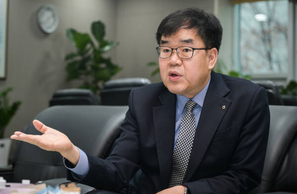 엄범식 농협중앙회 경기지역 총괄본부장이 경기일보와의 인터뷰에 답하고 있다. 윤원규 기자