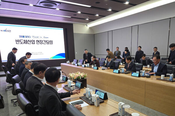 12일 김동연 경기도지사가 삼성전자 평택캠퍼스를 방문해 현장 간담회를 진행하고 있다. 이진기자