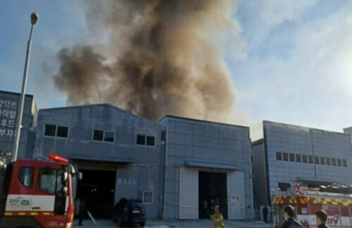 시흥 환기용덕트 제조공장 화재현장. 경기도소방재난본부 제공