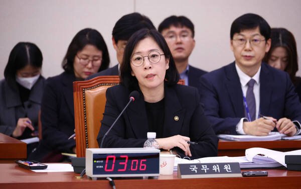 신영숙 여성가족부 장관 직무대행이 13일 국회에서 열린 여성가족위원회 전체회의에서 의원 질의에 답변하고 있다. 연합뉴스