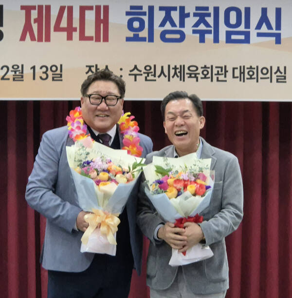 13일 수원시체육회관에서 열린 수원시역도연맹 4대 회장 취임식에서 고성훈 회장(왼쪽)과 이재준 수원시장의 축하를 받고 있다.임창만기자
