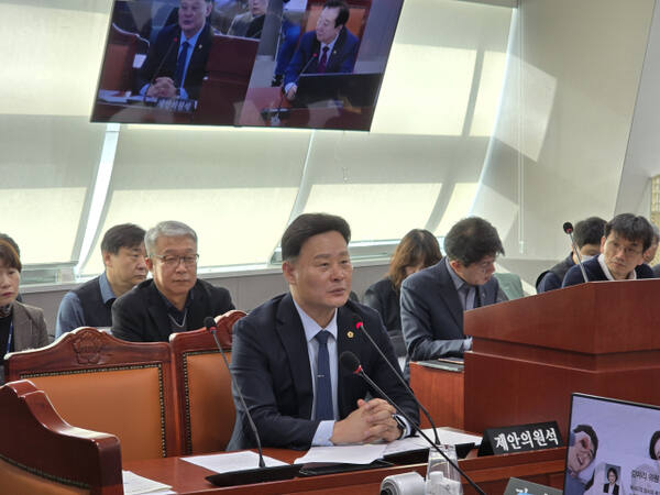 최종현 경기도의회 민주당 대표의원이 13일 오전 도의회 농정해양위원회 회의실에서 열린 안건 심의에서 '경기도 전통식품 육성 및 지원 조례안'에 대해 설명하고 있다. 김경희기자