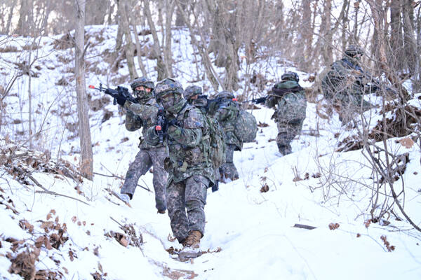 육군 제6보병사단 장병들이 포천 일대에서 혹한기 전술훈련을 하고 있다. 육군 제6보병사단 제공