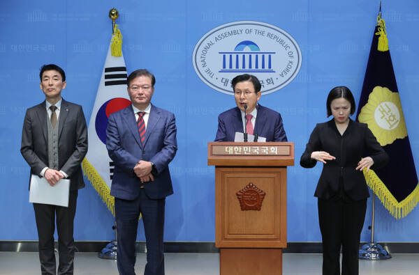 황교안 전 국무총리(오른쪽 두번째부터), 민경욱 전 의원, 김용현 전 국방부장관의 변호인인 이하상 변호사가 14일 국회에서 비상계엄과 부정선거와 관련한 입장 발표 기자회견을 하고 있다. 연합뉴스