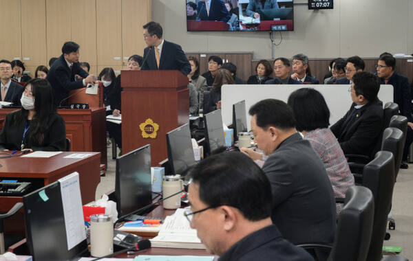 14일 오후 경기도의회 경제노동위원회 회의실에서 정두석 경기도 경제실장이 발언하고 있다. 이날 회의에서는 경기도 전통시장 및 골목상권, 소상공인 지원에 대한 조례를 심의하고 도내 경제실 및 경기신용보증재단,경기도일자리재단 등 공공기관에 대한 업무보고를 받았다. 윤원규기자