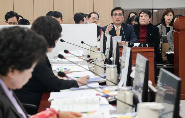 14일 오후 경기도의회 경제노동위원회 회의실에서 정두석 경기도 경제실장이 발언하고 있다. 이날 회의에서는 경기도 전통시장 및 골목상권, 소상공인 지원에 대한 조례를 심의하고 도내 경제실 및 경기신용보증재단,경기도일자리재단 등 공공기관에 대한 업무보고를 받았다. 윤원규기자